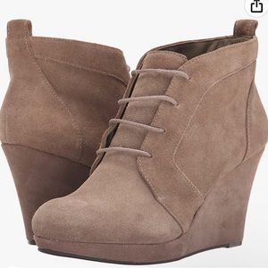 044. Jessica Simpson Lace Taupe Booties